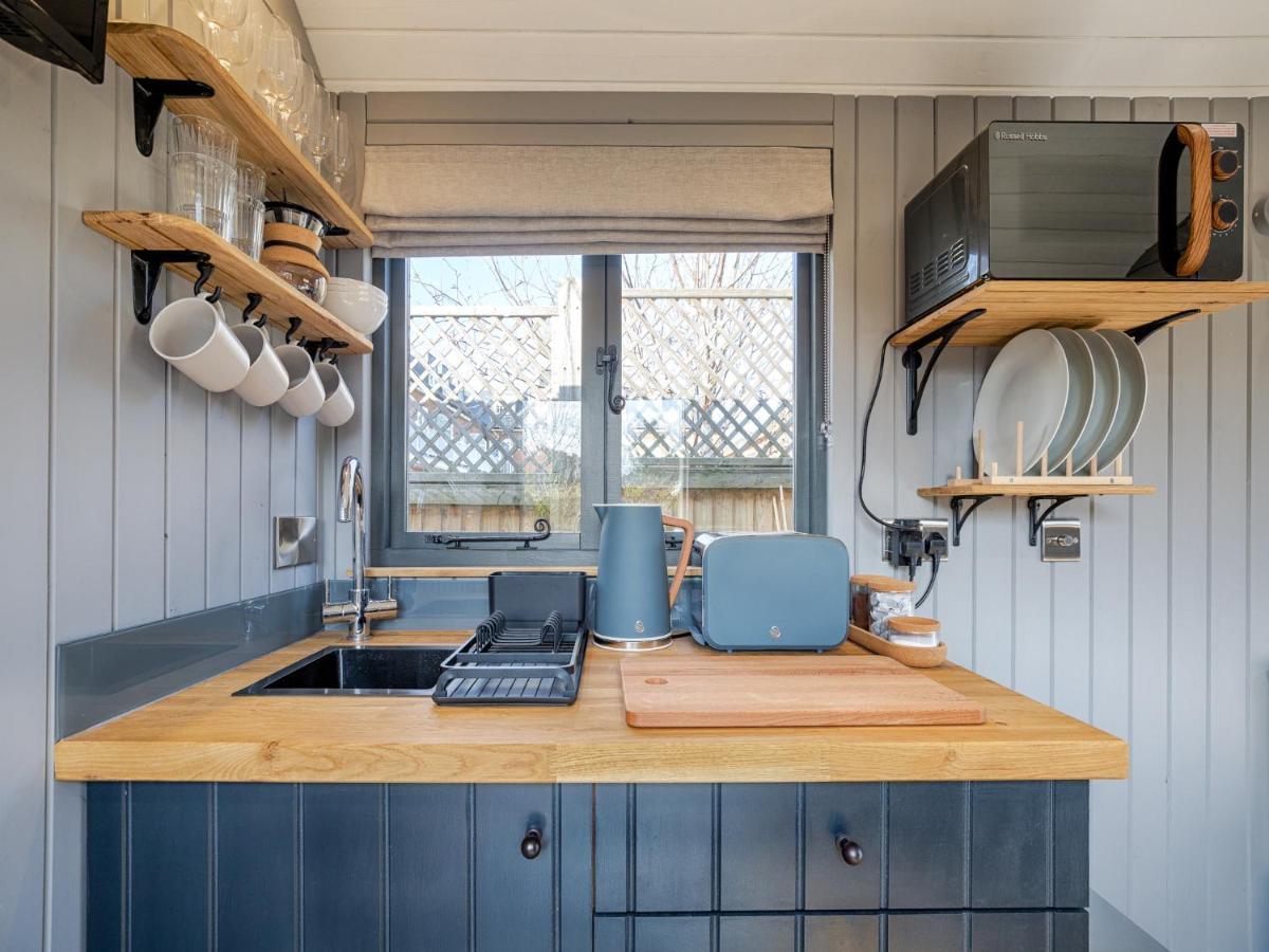 Pass The Keys Whitstable Shepherds Hut Minutes From The Harbour Exterior foto